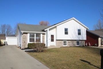 8265 N 97th St, Milwaukee, WI 53224-2749