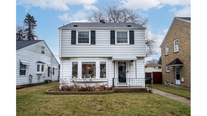 2926 N 77th St Milwaukee, WI 53222 by Shorewest Realtors $219,000