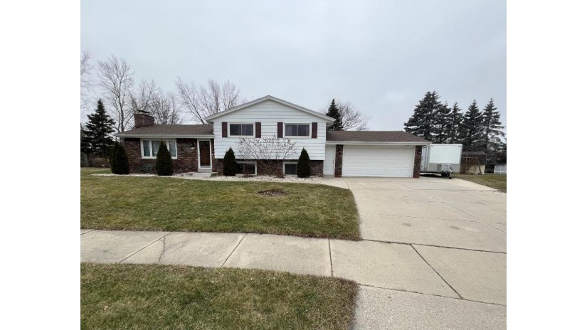 9747 S Shepard Hills Cir Oak Creek, WI 53154 by RE/MAX Realty Pros~Milwaukee $399,900