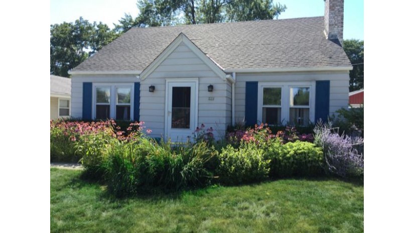 225 N 110th St Wauwatosa, WI 53226 by Coldwell Banker HomeSale Realty - Wauwatosa $319,900