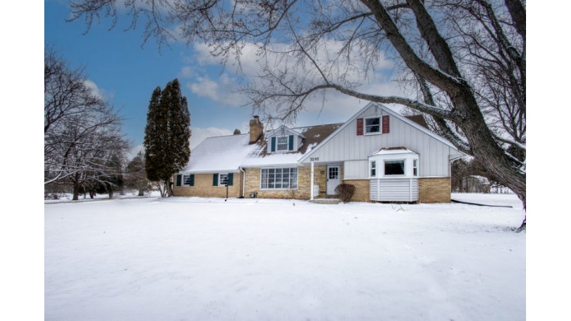 2202 W Mequon Rd Mequon, WI 53092 by Shorewest Realtors $399,000