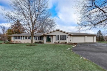 1520 S Pleasant Hill Dr, New Berlin, WI 53146-1129