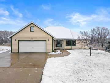 W231N7038 Homestead Ct, Sussex, WI 53089-3298