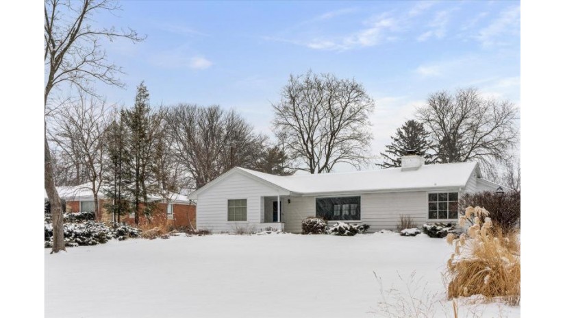 2910 S Waukesha Rd West Allis, WI 53227 by Realty Experts $299,000