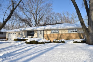 2300 W Marne Ave, Glendale, WI 53209-4370