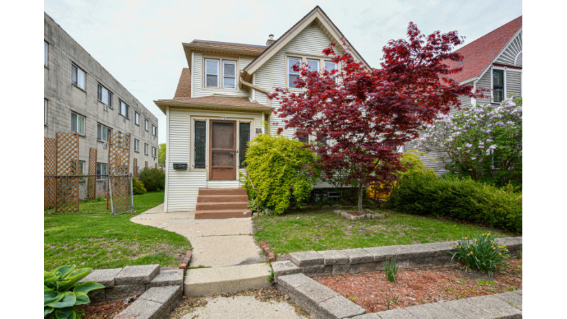 2565 N Oakland Ave Milwaukee, WI 53211 by Shorewest Realtors $329,900