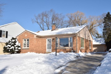 10304 W Melvina St, Wauwatosa, WI 53222-2329