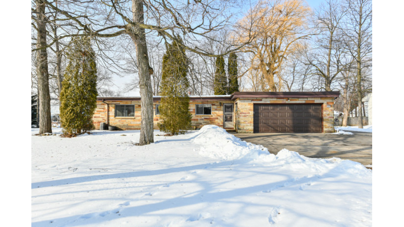 5985 S Brandtwood Ct Cudahy, WI 53110 by Shorewest Realtors $350,000