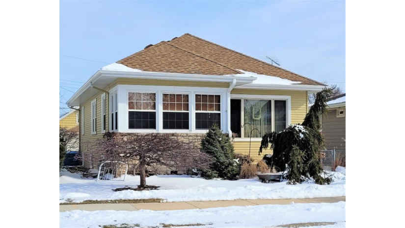 1505 Monroe Ave Racine, WI 53405 by Realty World-Tiffany R.E. - 847-395-1010 $179,900