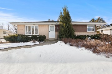 707 W Maplewood Ct, Milwaukee, WI 53221-4435