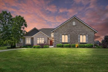 5242 W Highlands Ct, Franklin, WI 53132