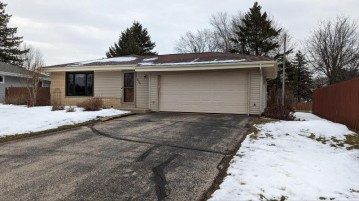 806 Bel Ric Dr, Kewaskum, WI 53040-9425