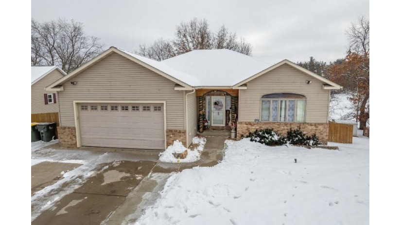 137 Thomas Rd Reedsburg, WI 53959 by First Weber Inc - HomeInfo@firstweber.com $379,900