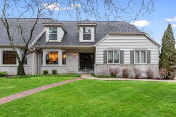 1517 W Eastbrook Dr, Mequon, WI 53092-2986