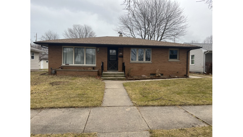 2417 S 15th St Sheboygan, WI 53081 by Shorewest Realtors $215,000