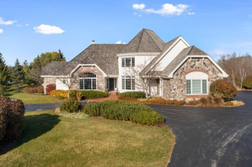 4020 W Canterbury Ct, Mequon, WI 53092-2779