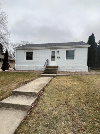 2735 E Whittaker Ave, Saint Francis, WI 53235-5421