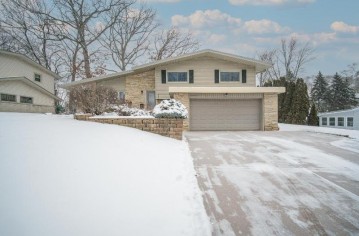 5475 Olympia Dr, Greendale, WI 53129-2572