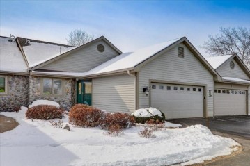 305 Parkview Ct, Hartland, WI 53029-2443