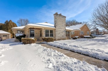 2610 N 96th St, Wauwatosa, WI 53226-1759