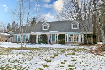 809 E Ravine Ln, Bayside, WI 53217-1459