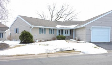 114 Oxford Ln, Cambridge, WI 53523