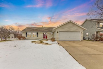 10393 S Katie Dr, Oak Creek, WI 53154-7963