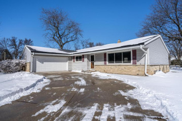 10720 W Courtland Ave, Wauwatosa, WI 53225-4548