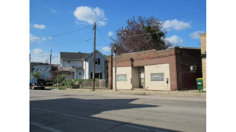 2342 S Kinnickinnic Ave 2348 Milwaukee, WI 53207 by Milwaukee Executive Realty, LLC $299,000