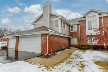 8978 Woodbridge Dr, Greendale, WI 53129-1084