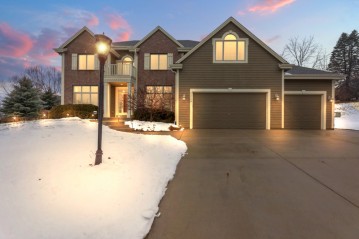 2324 Rustic Woods Ct, Waukesha, WI 53188-2689