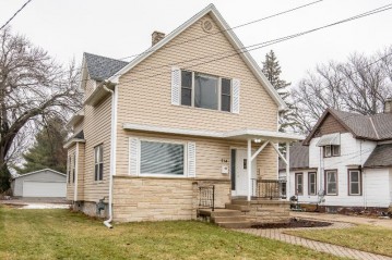 714 Union St, Hartford, WI 53027-1330