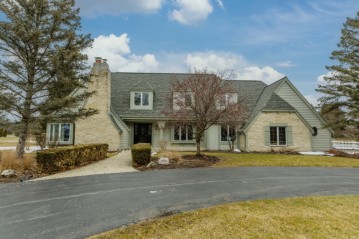 11616 N Lafayette Pl, Mequon, WI 53092-1561