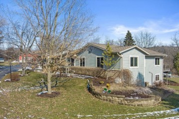 150 Indian Spring Dr, Delafield, WI 53018-2208