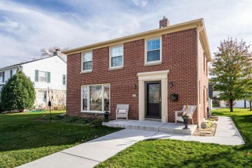 7305 Wellauer Dr, Wauwatosa, WI 53213-3667