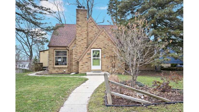 2919 N 89th St Milwaukee, WI 53222 by Shorewest Realtors $294,900