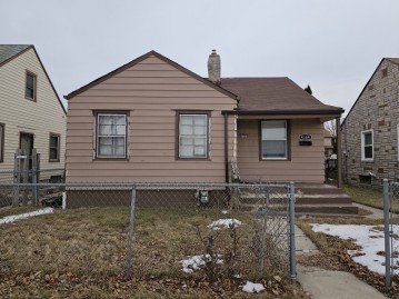 4364 N 30th St, Milwaukee, WI 53216-1824