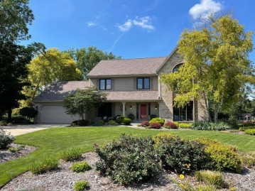 2273 S Woodshire Ct, New Berlin, WI 53151-2398