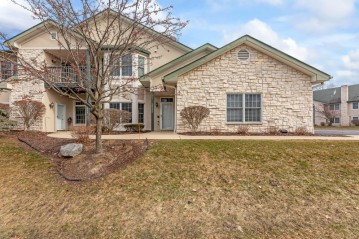 10232 W Deerwood Ln 15, Franklin, WI 53132-8124