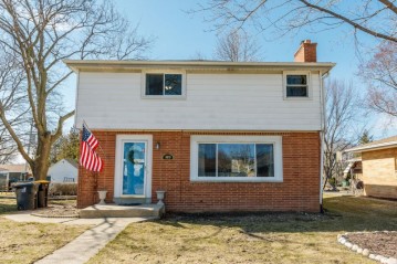 4039 N 93rd St, Wauwatosa, WI 53222-1504