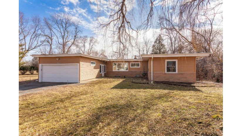 13821 W Forest Dr New Berlin, WI 53151 by Coldwell Banker Elite - info@cb-elite.com $290,000