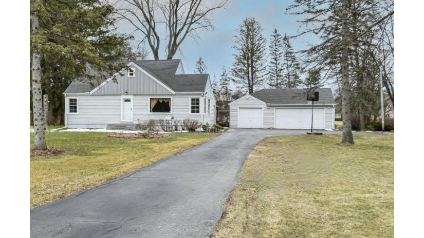 7215 W Freistadt Rd Mequon, WI 53092 by Keller Williams Realty-Milwaukee North Shore $395,000