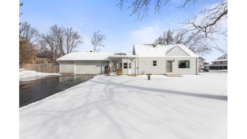 16410 W Fullerton Ave New Berlin, WI 53151 by Shorewest Realtors $294,500