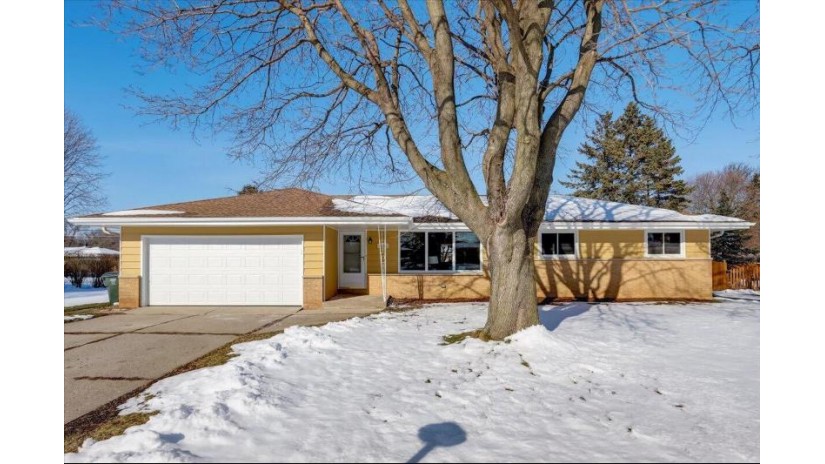 3553 S 157th St New Berlin, WI 53151 by Midwest Homes $375,000