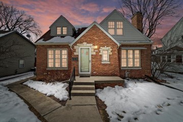 3331 S 45th St, Greenfield, WI 53219-4818