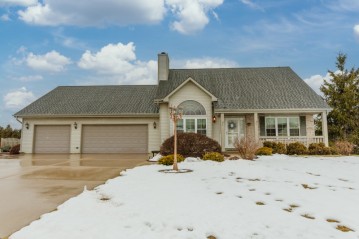 942 W Potomac Dr, Oak Creek, WI 53154-3742