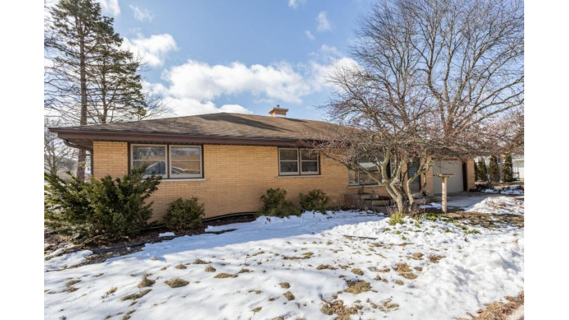 9507 W Fiebrantz Ave Wauwatosa, WI 53222 by First Weber Inc - Menomonee Falls $200,000