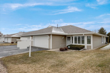 563 Hartford Sq, Hartford, WI 53027-1979