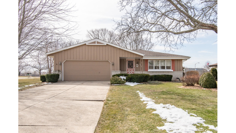 10205 W Scepter Cir Franklin, WI 53132 by Shorewest Realtors $325,000