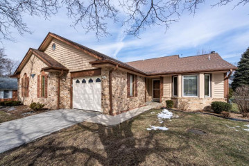 5397 S Somerset Ln, Greenfield, WI 53221-3239